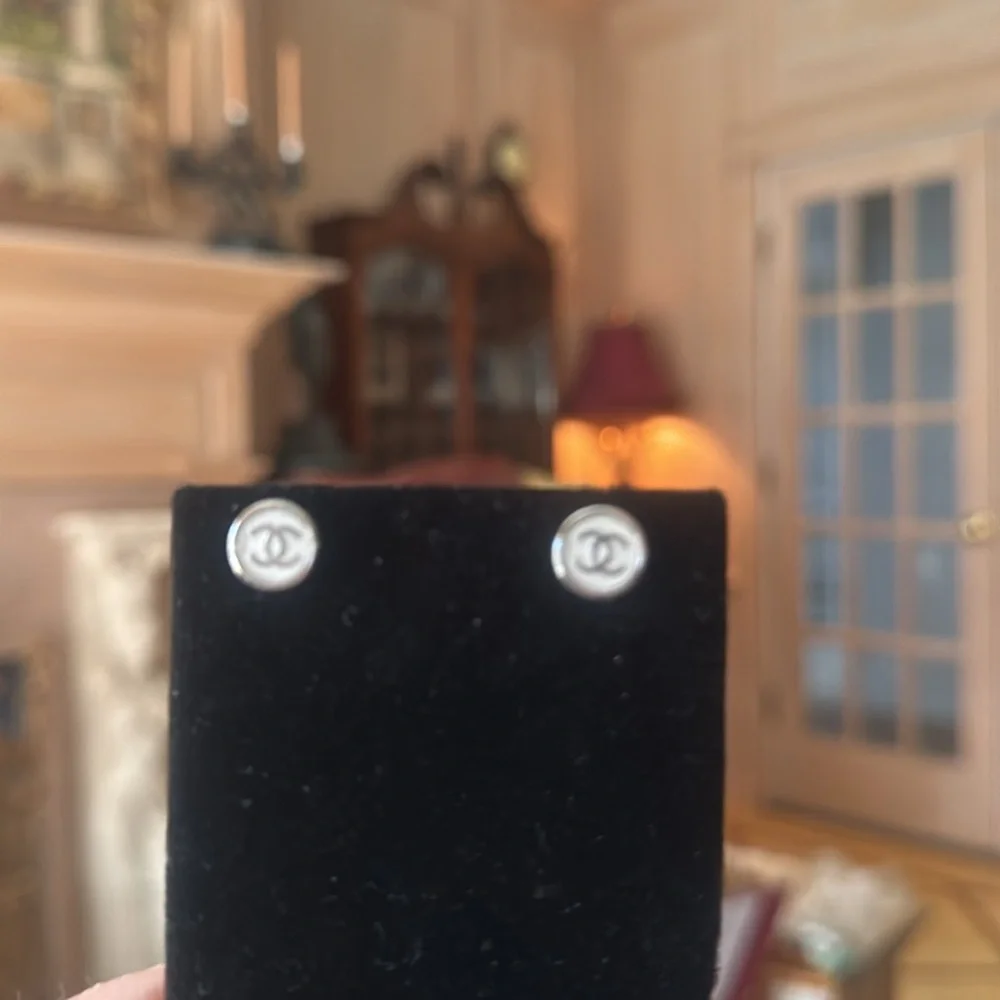 CHANEL earrings button stud White and Silver  tone Button Stud signed in back - Picture 2 of 5